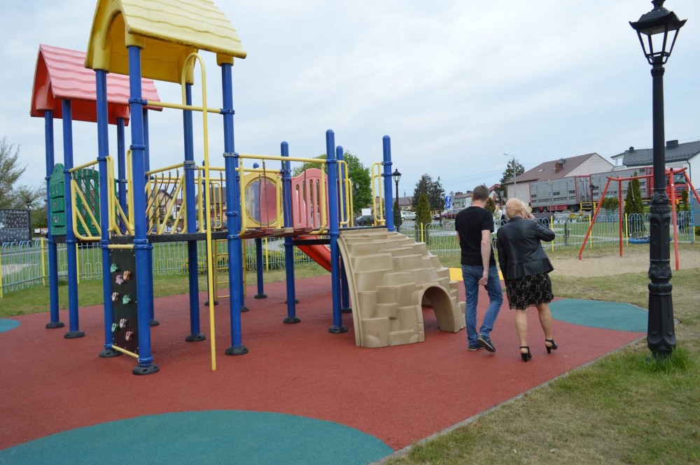 Plac zabaw - dokonywanie przeglądu wykonania nawierzchni przez Burmistrz Miasta i Gminy Chorzele..